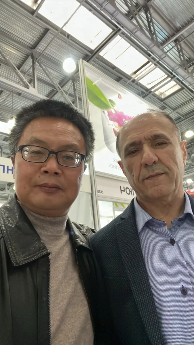 Zongheng export representative with a Russian buyer at the trade show